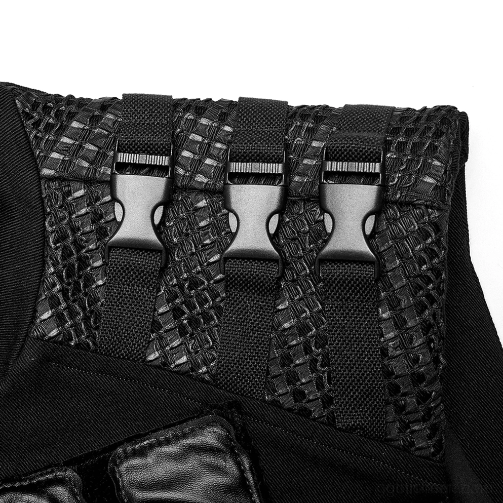 Nahaufnahme Detail der schwarzen Tactical Armor Weste Schulterpanzer mit gewobenen Gurten und Metallschnalle Hardware, Industrial Gothic Rüstungs-Accessoires