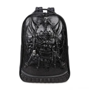 Schwarzer 3D-geprägter Totenkopf Gothic Lederrucksack Vorderansicht mit vernietetem Rand und Krieger-Schädel-Design