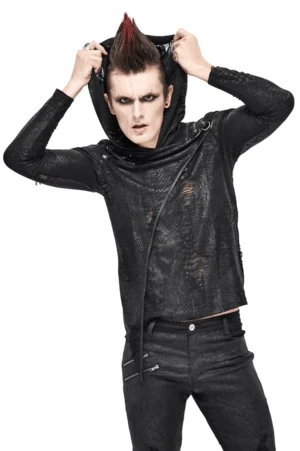 Schwarzer asymmetrischer Gothic Kapuzenpullover mit Metall D-Ring Hardware an Punk-Model mit Irokese, Vorderansicht zeigt zerstörte Schlangentextur und übergroße Kapuze