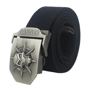 Schwarzer Canvas Gothic Gürtel mit versilberter nietzengespickter Totenkopf-Schnalle graviert mit DANGER-Text, Vorder-Dreiviertel-Ansicht