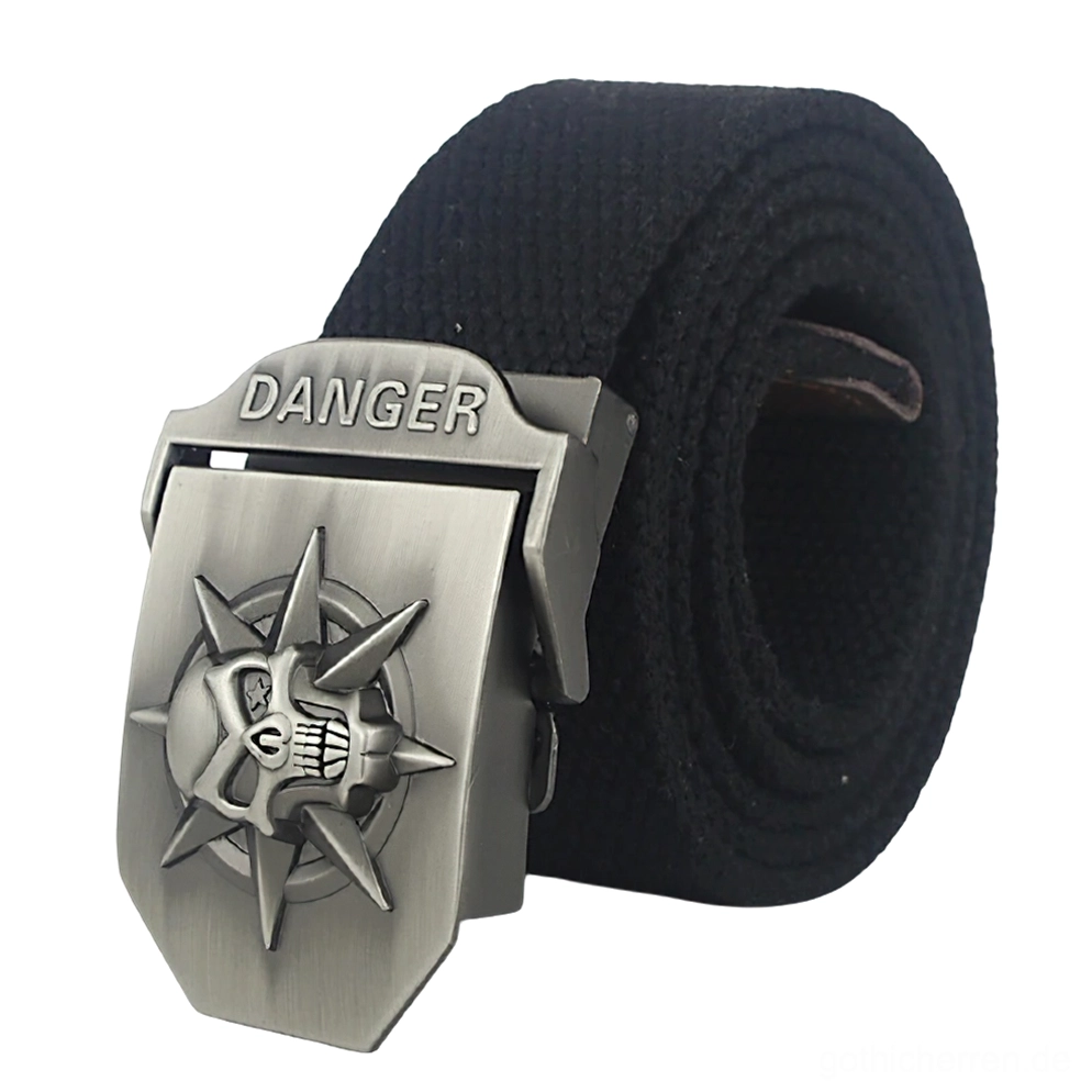 Schwarzer Canvas Gothic Gürtel mit versilberter nietzengespickter Totenkopf-Schnalle graviert mit DANGER-Text, Vorder-Dreiviertel-Ansicht