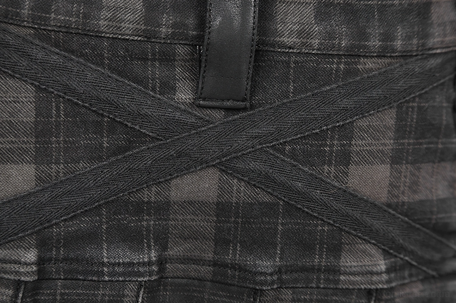 Schwarzer Cargo Herrenrock getragen in voller Länge Detail-Aufnahme zeigt Utility-Taschenfunktionalität und tailierte Passform im Wear