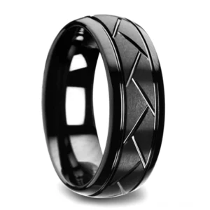 Schwarzer Chevron Zickzack Gothic Ring mit geometrischer Struktur und polierten Kanten, schrägansicht 3/4-Perspektive, eingraviertesmuster, Industrial-Schmuck aus Zinklegierung