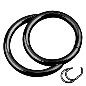 Schwarzer chirurgischer Edelstahl Hinged Segment Clicker Ring Nahaufnahme Detail mit geöffnetem Scharniermechanismus und geteiltem Segment