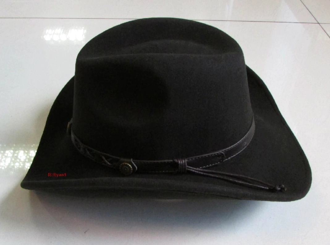 Schwarzer Cowboy Fedora Hut mit breiter Krempe glatter Lederband und Metallfastener Seitenprofilansicht zeigt die elegante Hutform und Handwerksqualität