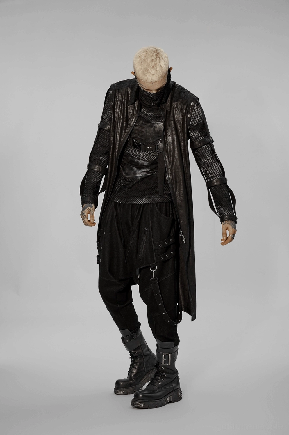 Vollständige Frontansicht des schwarzen Crackle-Gummi Gothic Longline Mantels mit abnehmbaren Armor-Straps auf Modell
