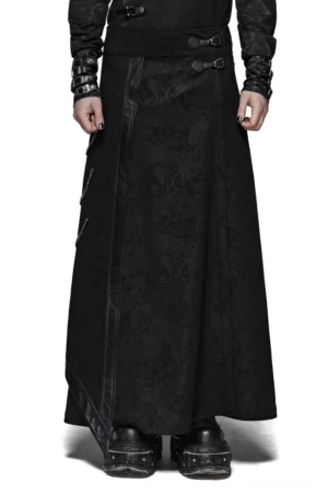 Schwarzer damastgemusterter Gothic Herrenrock mit Ledertrim und Kettenverzierung in Frontalansicht - vollständige Körperansicht mit Platform Boots und Accessoires