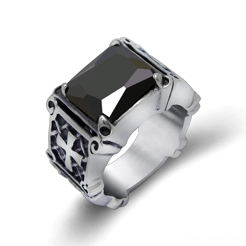 Schwarzer Edelstein keltischer Kreuz Gothic Ring Seitenprofil gravierte Kreuzmotive facettierter Stein distressed Silber Finish