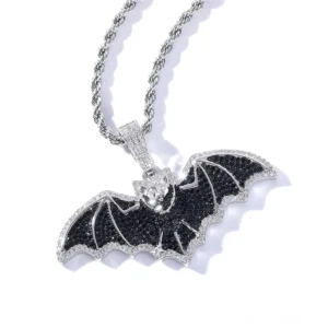 Schwarzer kubischer Zirkonia Fledermaus Anhänger Halskette mit Silberfinish und Pavé-Stein-Flügeldetails, Draufsicht zeigt präzise Steinfassung und Öse
