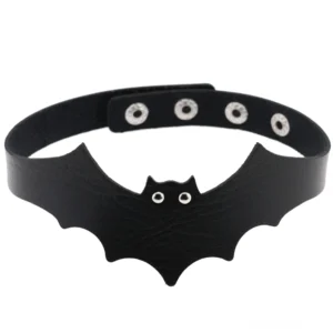Schwarzer Fledermaus-Choker im direkten Frontblick mit expressiven Augendetails und verstellbarem Lederschnappverschluss – klassische gotische Halsband-Eleganz