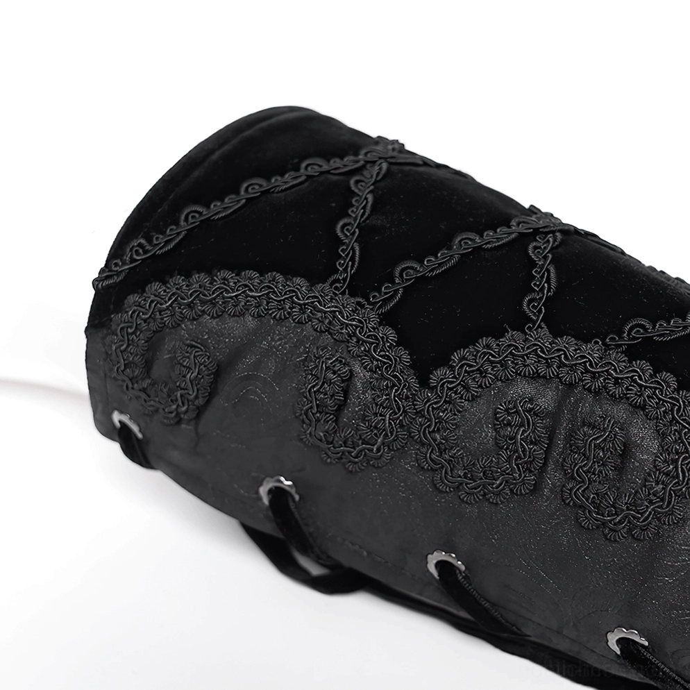 Goth-Armschuh-Detailaufnahme, die die Schneidstelle von Schnür-Riemen, Metall-Ösen-Hardware und schwarzer Samtgewebe-Konstruktion des Armschuhs hervorhebt