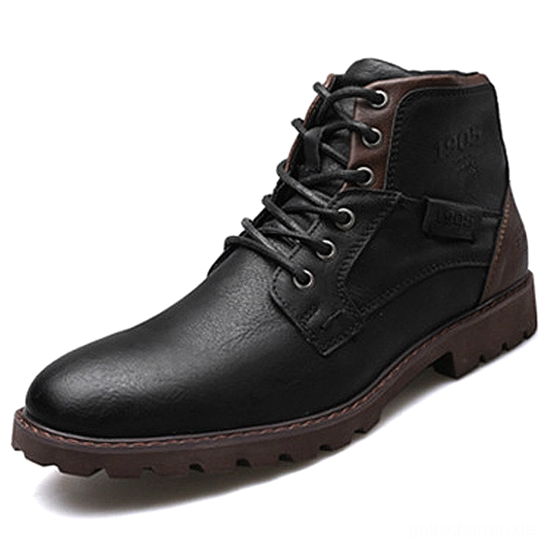 Schwarzer Leder-Gothic Schnürstiefel mit spitzer Zehenform und Vintage-Authentizität, Seitenprofil mit robuster Gummisohle und Vintage-Branding