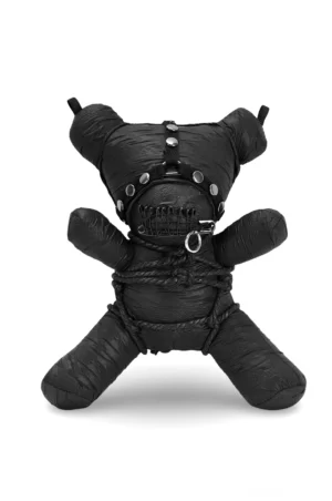 Schwarzer Gothic Bondage Plüsch Anhänger mit Metallic D-Ringen, Seilverzierungen und Sicherheitsnadel-Details in Frontalansicht auf weißem Hintergrund