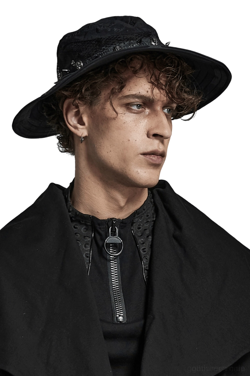 Schwarzer Gothic Bucket Hat mit Totenkopf-Nieten und Spike-Verzierungen, getragen von männlichem Model in seitlicher Halbkörperansicht - Gothic Hut Seitenansicht