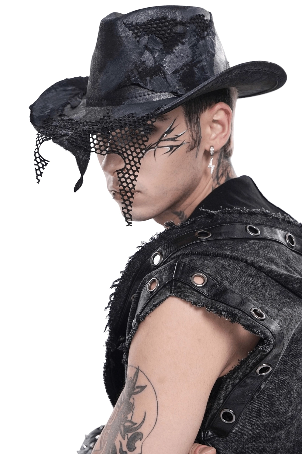 Schwarzer distressed Gothic Cowboy Hut mit Fischnetz-Mesh-Patches, Seitenprofil-Ansicht an tätowiertem männlichem Modell in Punk-Gothic-Outfit