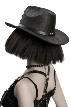 Rückansicht schwarzer Gothic-Cowboyhut mit nietertem Lederband und Triple-Buckle-Design auf Model mit gotischer Back-Harness