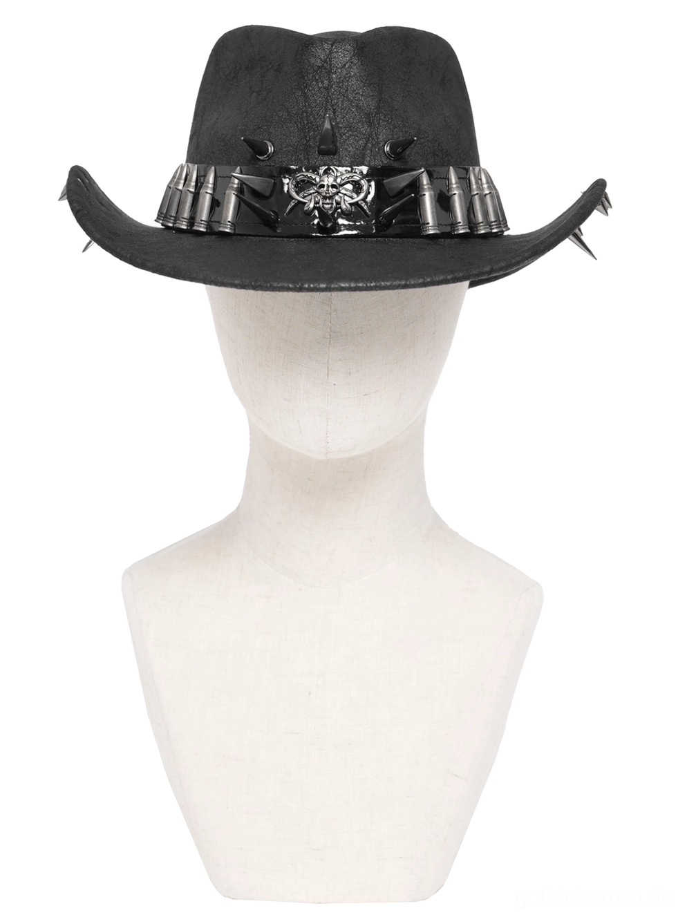 Schwarzer Kunstleder Gothic Cowboy Hut mit Metallschädel und Spike Bullet Band, Frontansicht auf weißem Schaufenster-Kopf, Punk-Rock-Hut-Design