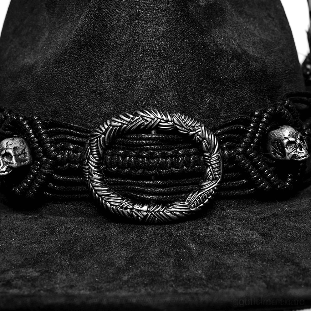 Extreme Makro-Nahaufnahme des geflochtenen Hutbands des Gothic-Cowboyhuts, zeigt runde Metallschnallen, detaillierte Totenkopf-Ornamente, geflochtene schwarze Schnur und dunkler Hintergrund