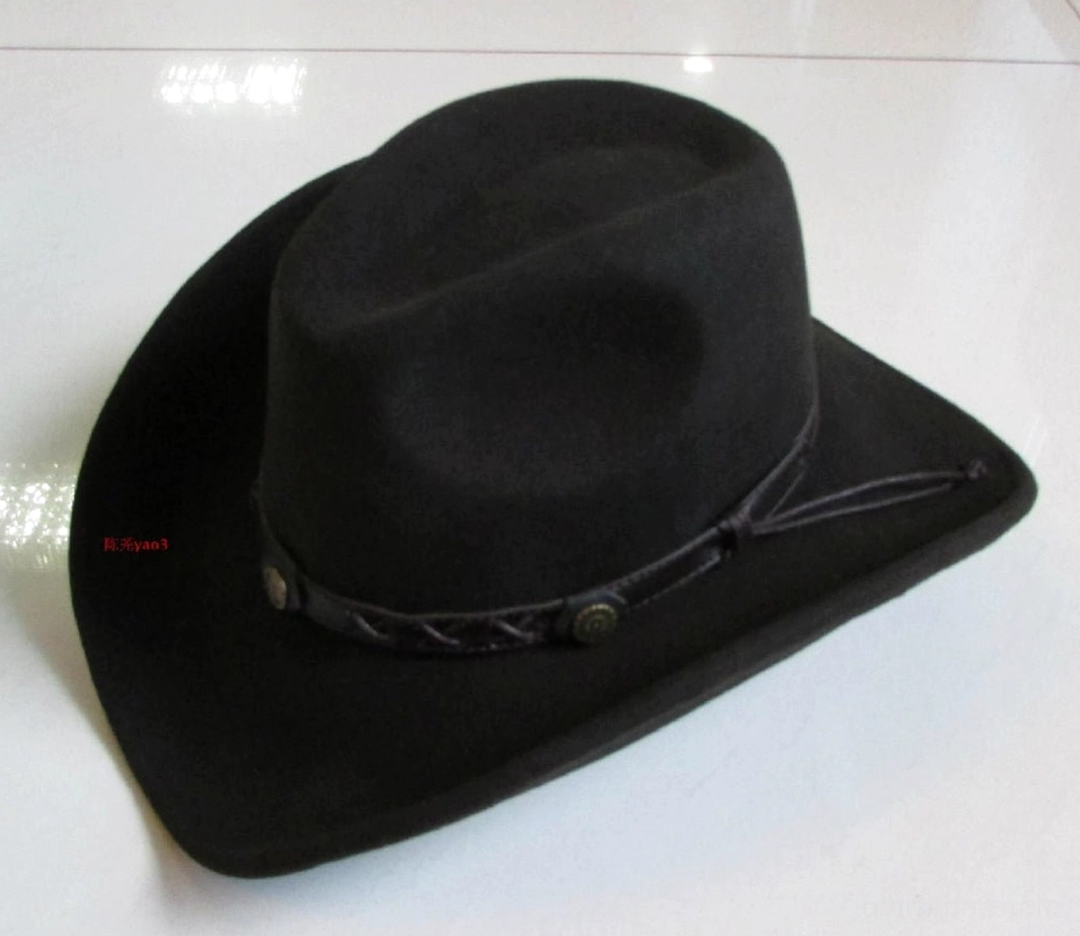 Schwarzer Wollfilz Gothic Cowboyhut mit gesticktem Lederriemen Nieten-Details Dreiviertelansicht von rechts klassische breite Krempe und kantige Ästhetik