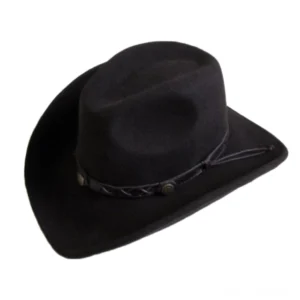 Schwarzer Wollfilz Gothic Cowboyhut mit handgeflochtenem Lederriemen und Metallnieten, Dreiviertelansicht von links zeigt industrielle Details und breite Krempe