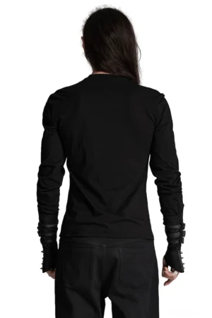 Schwarzer Gothic Cyberpunk Rüstungs-Sweater Rückansicht von vollständiger Figur mit tailierter Silhouette und Schulter-Rüstungs-Akzenten