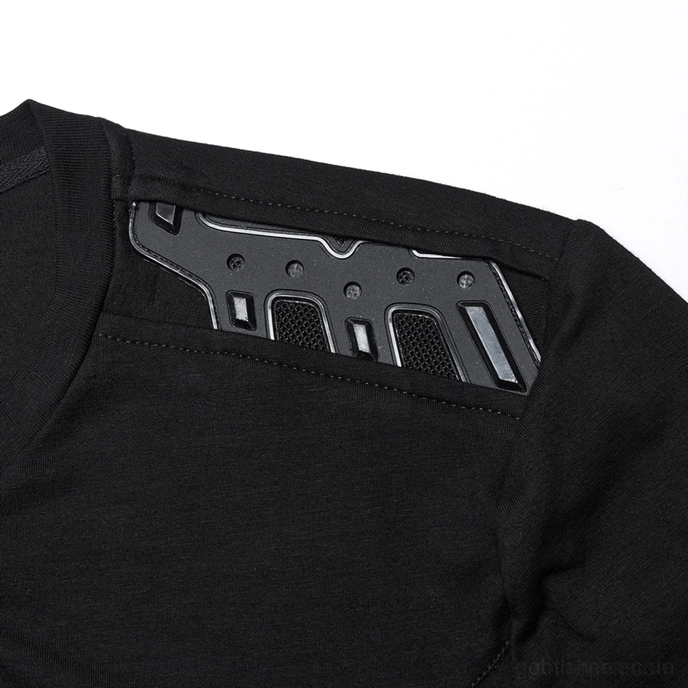 Nahaufnahme schwarzer Gothic Cyberpunk Rüstungs-Sweater Schulter-Rüstungs-Detail mit matter taktischer Panzerung und Mesh-Belüftungs-Akzenten
