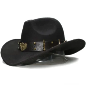 Schwarzer Wollfilz Gothic-Fedora mit braunem Lederband, Adler-Emblem und Metallnieten, Dreiviertelperspektive auf Hutständer