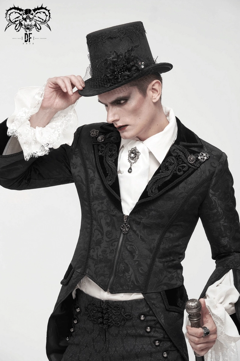 Schwarzer Gothic-Swallowtail-Frackmantel Detail-Schuss auf Model, Samtrevers-Kanten und strukturierte Passform zeigt