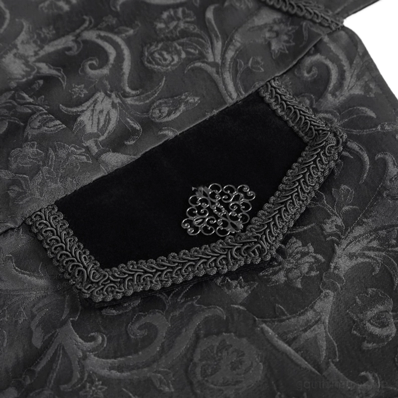 Schwarzer Gothic-Swallowtail-Frackmantel Taschenbrett Detail mit Samtflap und Metallbrosche auf Jacquard-Stoff