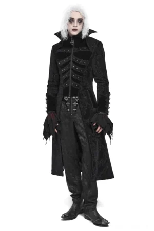 Schwarzer Gothic Gehrock mit Brokat-Muster, Vorderansicht auf Model mit weißer Perücke, zeigt Skelett-Metallnieten auf der Brust und imposanten Stehkragen