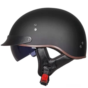 Schwarzer Half-Face Gothic-Motorradhelm mit matter Oberfläche und Metallnieten-Details, Vorderansicht Drei-Viertel-Perspektive mit UV-geschütztem integrierten Visier