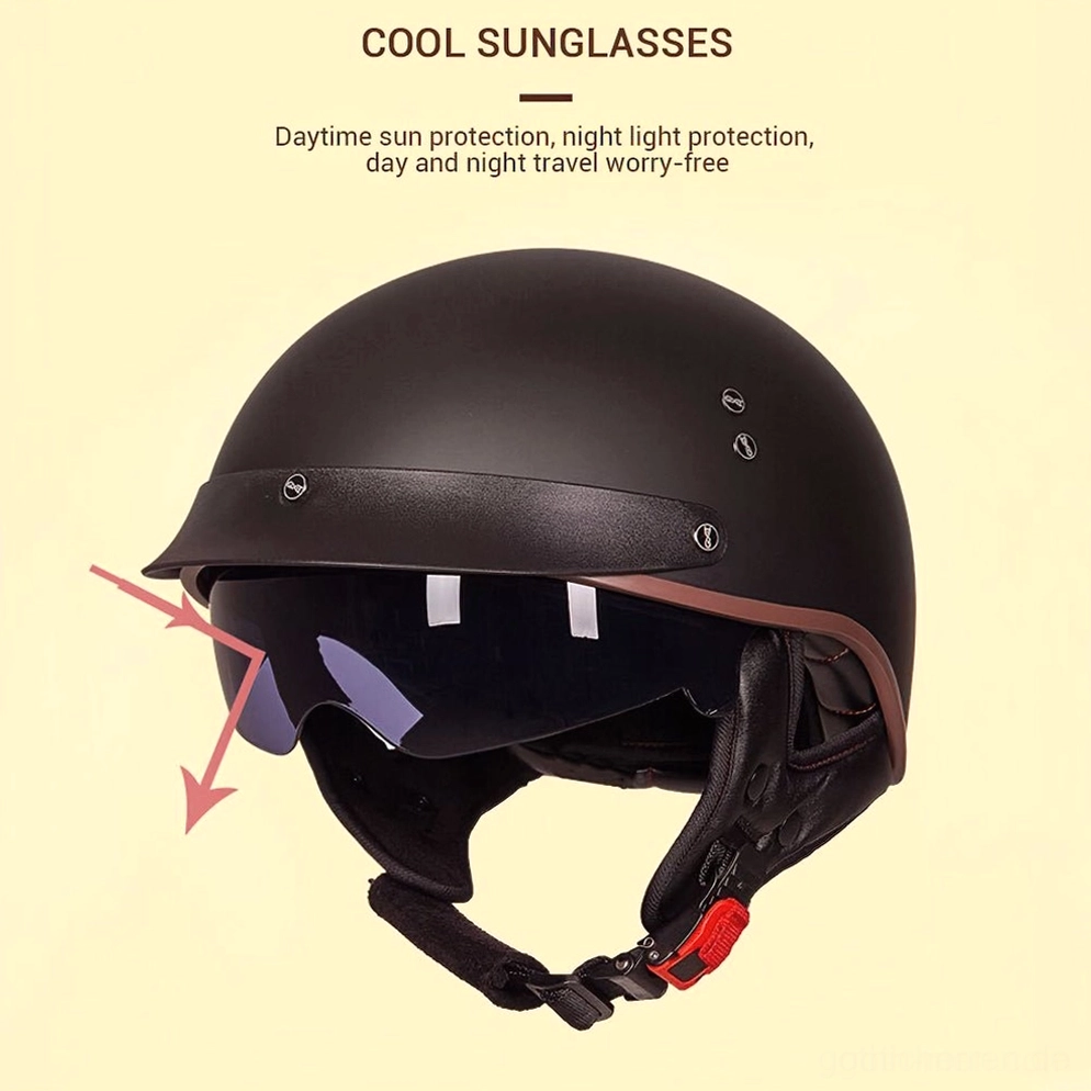 Schwarzer Gothic Motorradhelm Vorderansicht mit eingebautem UV-Schutz-Sonnenschutz-Visier und Schnellverschluss