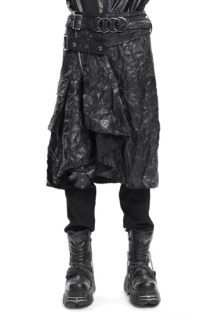 Schwarzer Gothic Herrenrock aus Crinkle-Leder von vorne unten mit Multi-Ring Metallschnallen-Gürtel und asymmetrischem gestuftem Saum auf männlichem Model