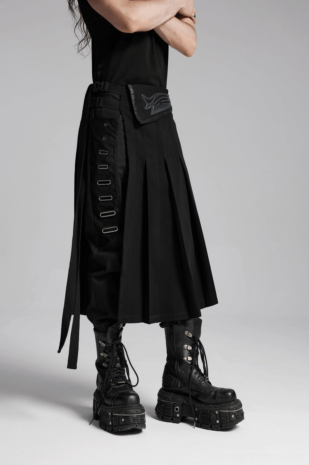 Schwarzer gothischer Herrenrock Innenansicht mit Taillenpaneel-Montage und Hardwarekomponenten der Konstruktion