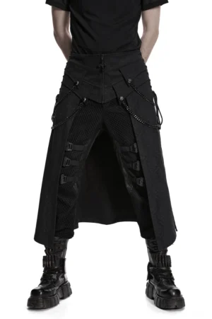 Schwarzer Gothic Herrenrock mit Ketten und Kiemenblechen vorne – vordere Vollansicht am männlichen Model zeigt strukturiertes mehrschichtiges Design und anliegende Silhouette
