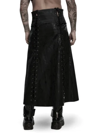 Schwarzer Gothic Herrenrock Rückansicht auf männlichem Modell mit hochsitzendem Schnitt und deutlich sichtbaren Überkreuz-Schnürdetails