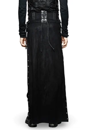 Schwarzer Gothic Herrenrock Rückansicht mit Korsett-Schnürverschluss und vollem Saum auf männlichem Modell, darkwear Herrenrock hintere Details
