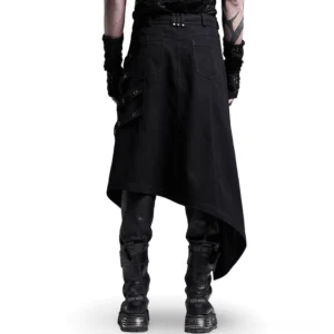 Rückansicht des schwarzen Gothic-Punk-Herrenrocks mit funktionalen Rückentaschen und asymmetrischem Saum, demonstriert verstellbare Schnallenschleifen und Strukturierung