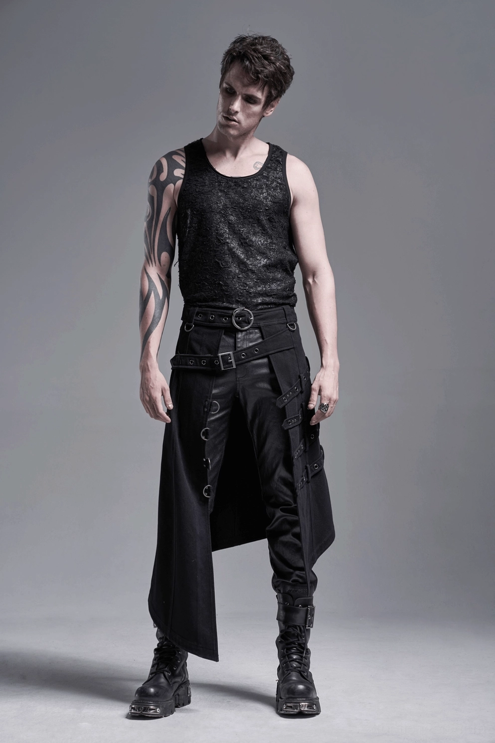 Schwarzer Gothic-Herrenrock mit Ouroboros-Schlangenschnalle Styling-Beispiel für Alternative-Mode und Goth-Kultur, zeigt verschiedene Kombinationsmöglichkeiten
