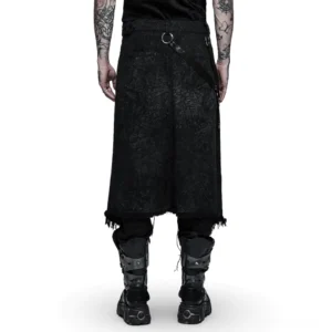 Schwarzer Gothic Kilt Rückansicht zeigt Risse-Textur, Harness-Straps mit D-Ringen, asymmetrisch ausgefranzter Saum, Cross-Body Riemen auf tätowiertem Modell