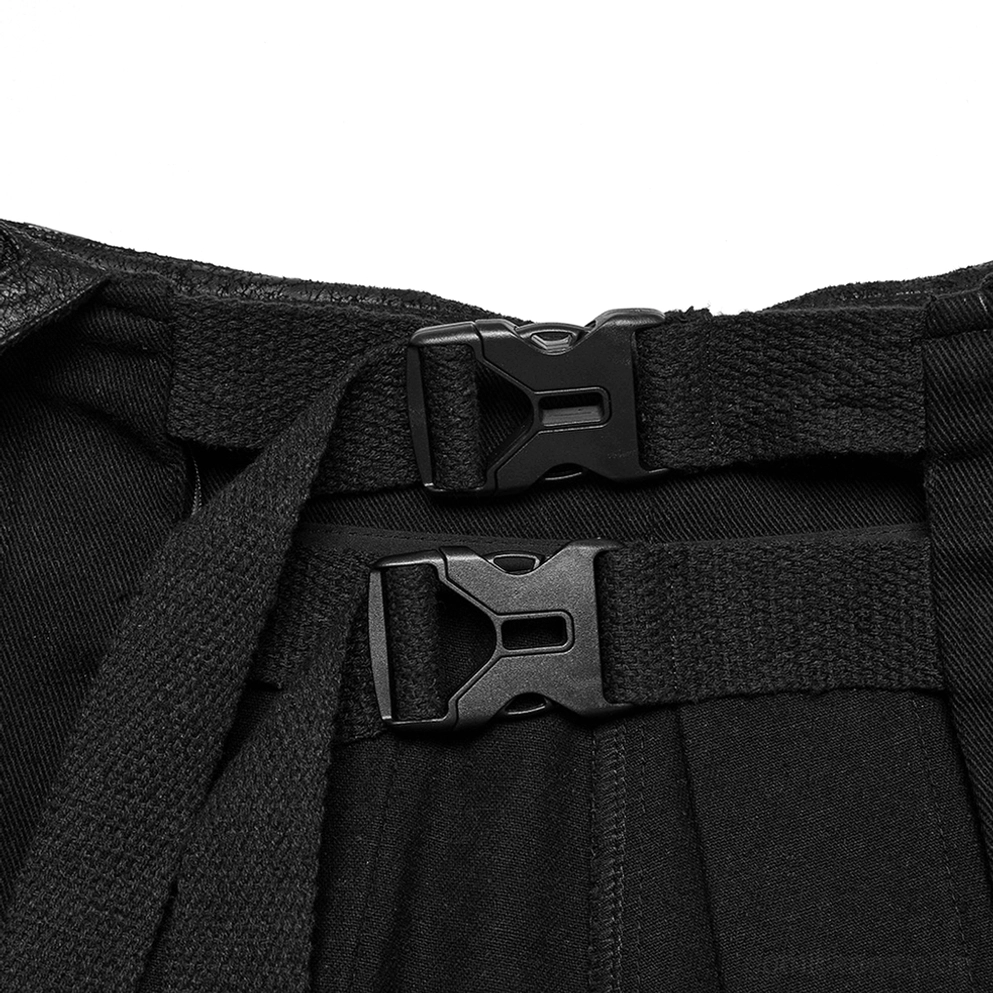 Nahaufnahme der schweren Kunststoff-Schnellverschluss-Schnallen und schwarzen Webbing-Riemen am gotischen Herrenrock