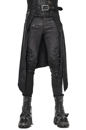 Schwarzer Gothic Herrenrock mit Schnürsystem und Metallhardware an männlichem Model von vorne, zeigt asymmetrischen Saum und verstellbaren Ledergürtel mit Schnalle