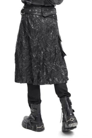 Schwarzer Gothic Herrenrock aus Crinkle-Kunstleder von der Seite und von hinten mit verstellbarem Gürtelsystem und Midi-Längen-Drapierung auf männlichem Model mit Chain Platform Boots