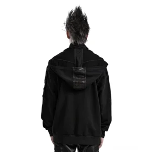 Schwarzer Gothic Hoodie mit gekrächeltem Kunstleder Rückenschulter-Design und Ohraufhänger Stehkragen Rückansicht auf Model