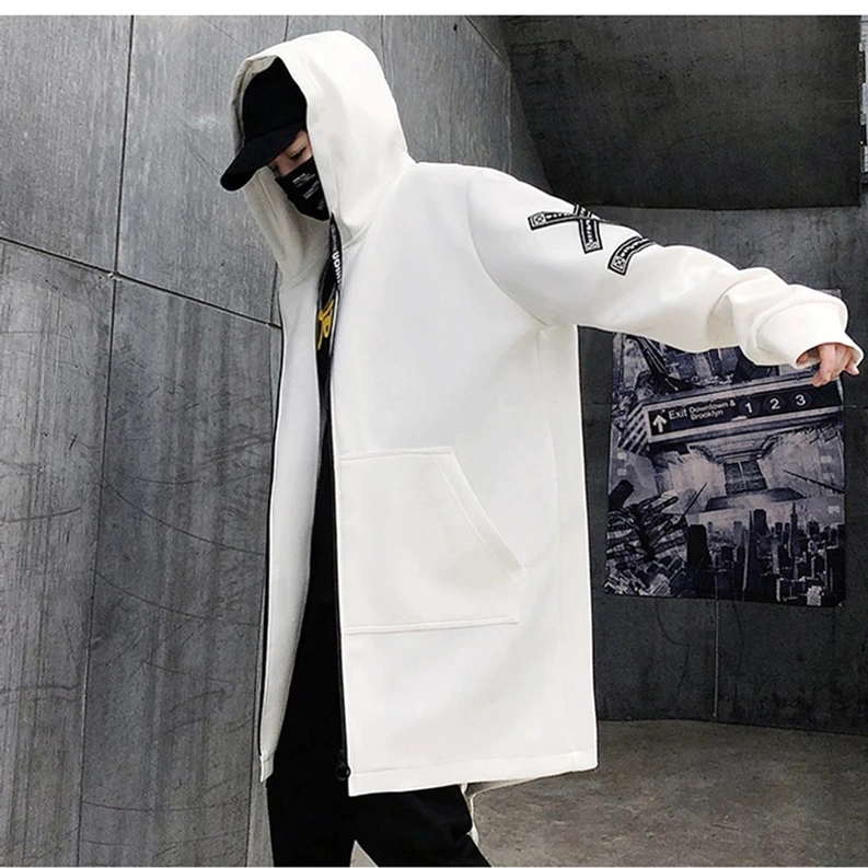 Schwarzer Gothic Hoodie Mantel detailliertes Seitenprofil, Kreuzprint und Kapuzen-Konstruktion sichtbar, alternative Streetwear Jacke