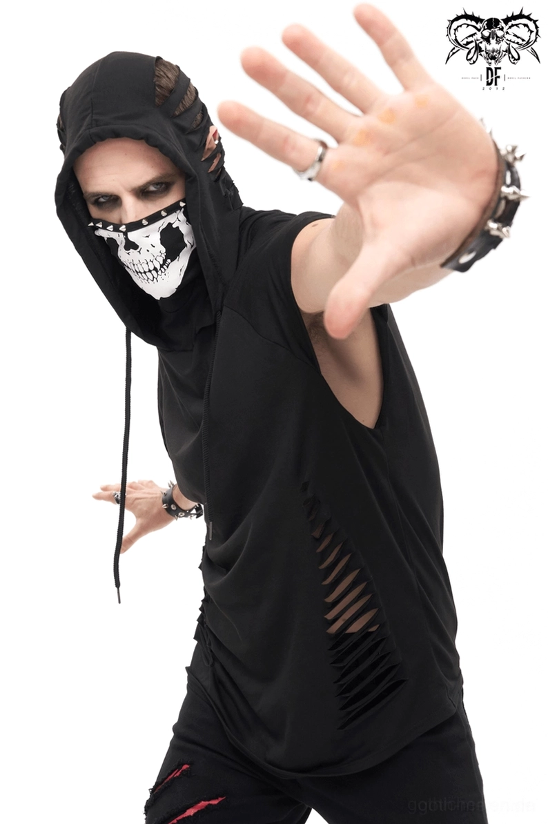 Schwarzer Gothic-Hoodie mit Schädel-Kapuzendruck auf Modell in Alternative-Fashion-Setting mit Accessoires und Punk-Styling