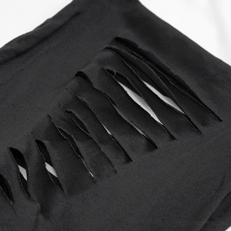 Schwarzer zerrissener Gothic-Hoodie-Stoff mit Textur zeigt breite ausgefranste zerrissene Schlitze an Seite und Ärmeln