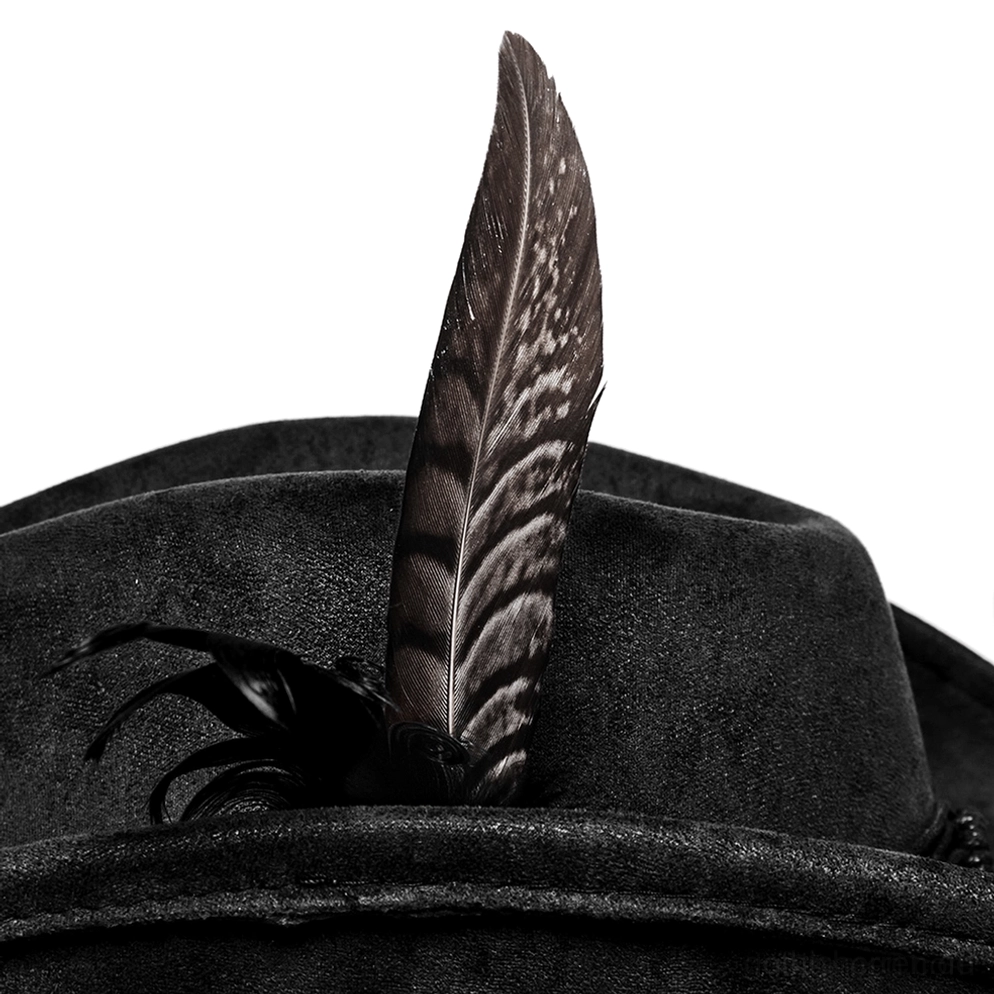Makro-Nahaufnahme der schwarzen Federverzierung am Gothic-Cowboyhut, zeigt gestreifte Feder und kleine schwarze Stoffausbesserungen, dunkler Studio-Hintergrund