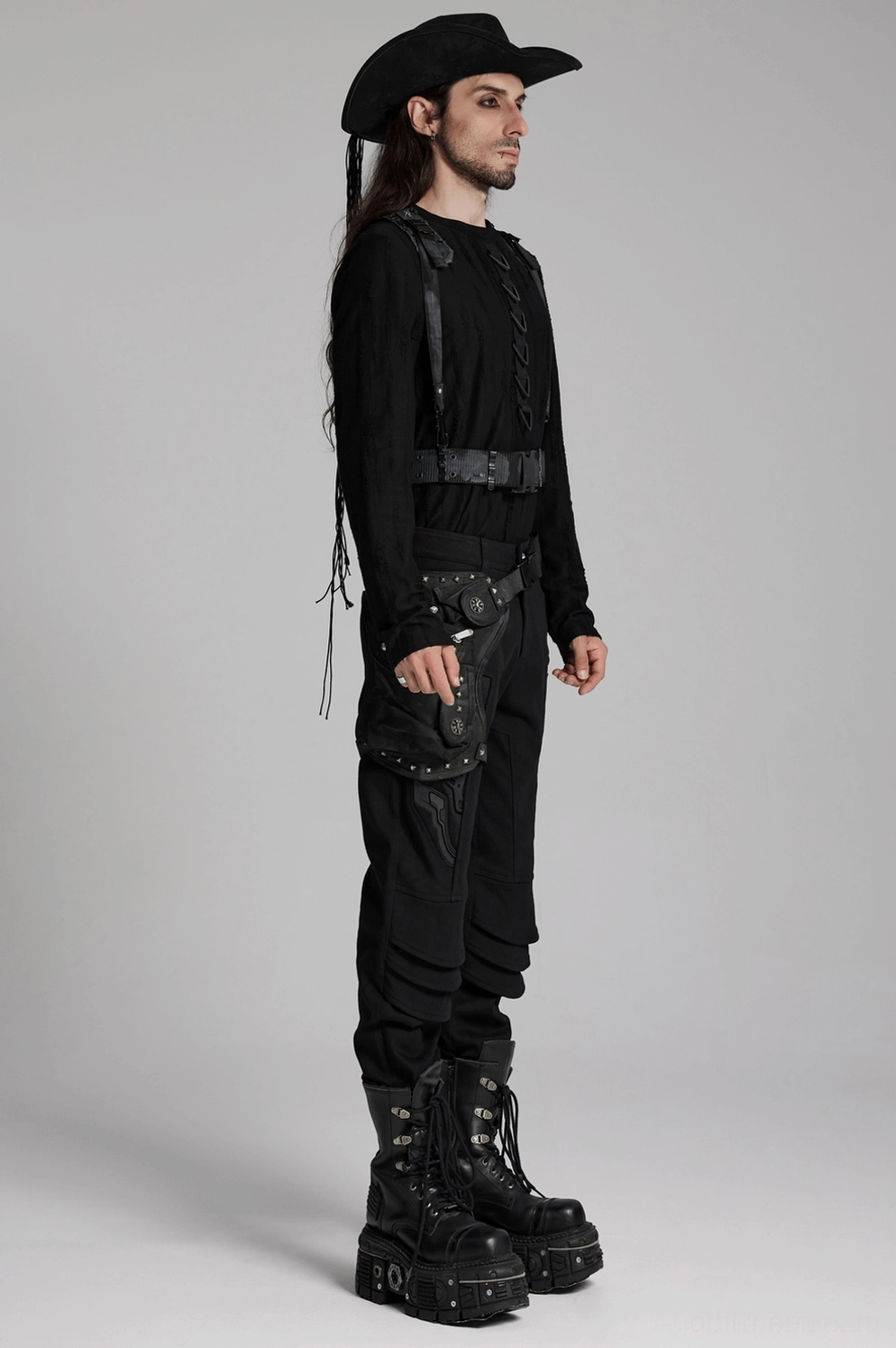 Schwarzer Gothic-Hörner-Cowboyhut Flach-Fotografie Styling-Ansicht, zeigt Hutscheitel, Krempe, Hörner, Federverzierung, Totenkopf-Schnallen und Quastendetails auf neutralem Hintergrund
