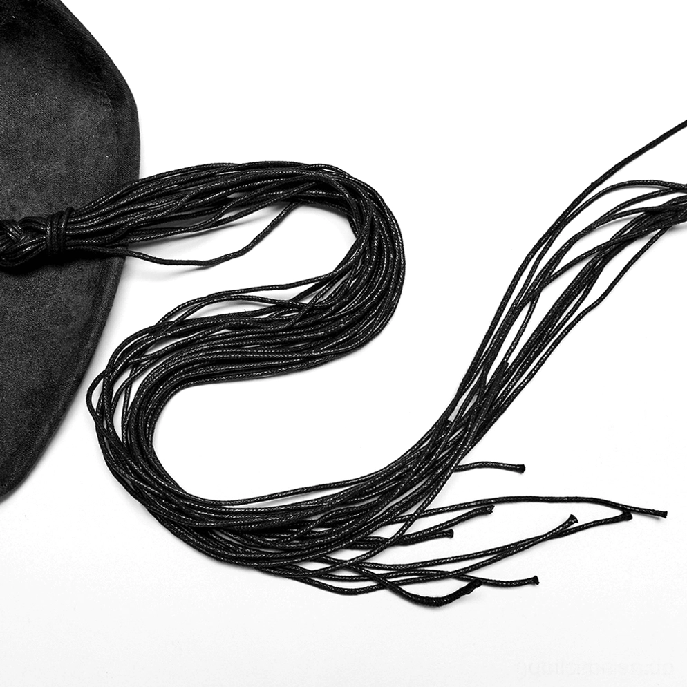 Schwarzer Gothic-Hörner-Cowboyhut Produktpräsentation auf Ständer, Drei-Viertel-Ansicht, zeigt Gesamtsilhouette, geschwungene Hörner, Federkaskade, Hutband-Details und dramatische Quaste